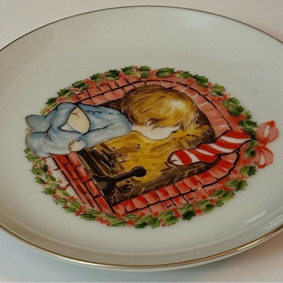 Vintage JASCO 1982 Christmas Plate, 22K Gold Edged, Boy by Fireplace, Japan - Picture 10 of 15